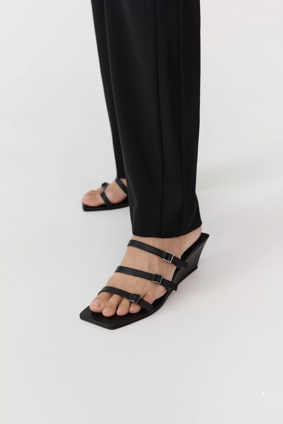 St. Agni Mini Ring Detail Wedge - Black